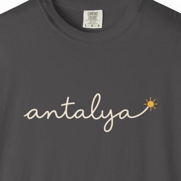 antalya-sun-script-night-tee-graphite-chest Antalya Sun Script Night Tee